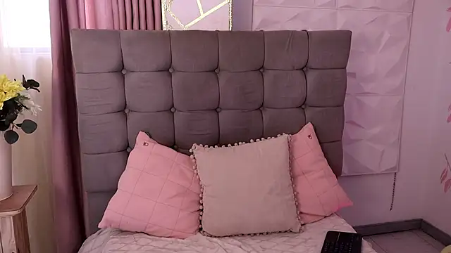 Snapshot of EmmaClark__ chatting on 02-09-26, 08:02 EmmaClark online show from 02-09-26, 08:02