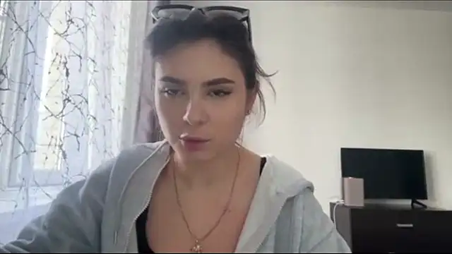 VennieMiramontez online show from 05-22-26, 01:17