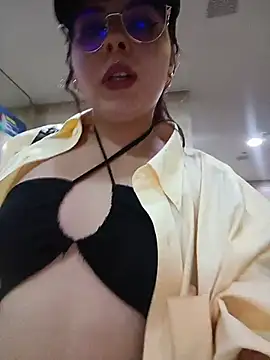 Snapshot of Yulska chatting on 04-27-26, 09:35 Yulska online show from 04-27-26, 09:35