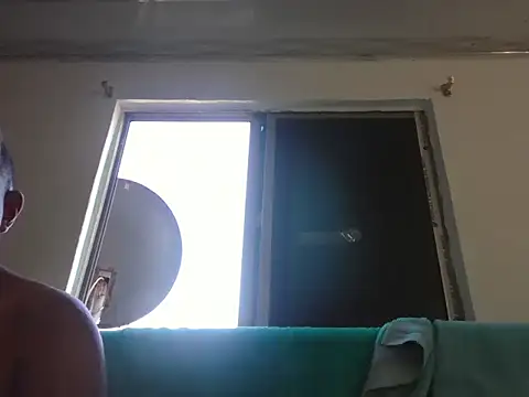 Snapshot of Quillero18 chatting on 02-08-26, 02:42 Quillero18 online show from 02-08-26, 02:42