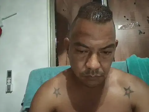 Snapshot of Quillero18 chatting on 02-21-26, 07:37 Quillero18 online show from 02-21-26, 07:37