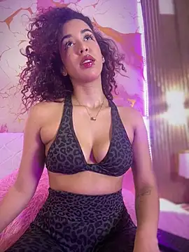 Woo isDaphne online show from 03-25-26, 11:00