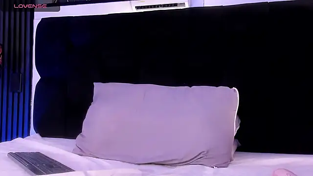 light eyes  online show from 06-12-26, 08:52