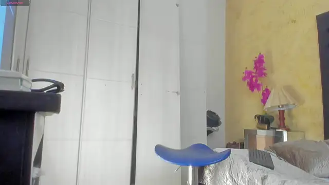 Snapshot of VeronikaBloom_ chatting on 06-04-26, 05:35 VeronikaBloom online show from 06-04-26, 05:35