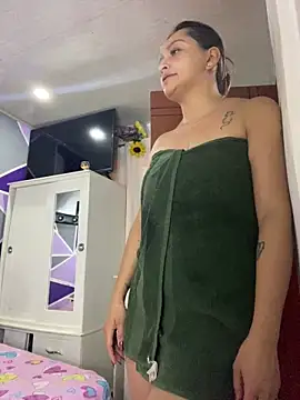 Snapshot of alana__070 chatting on 02-15-26, 01:13 alana 070 online show from 02-15-26, 01:13