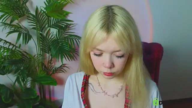 Snapshot of Rochelle_kitty chatting on 05-17-26, 04:14 Rochelle kitty online show from 05-17-26, 04:14