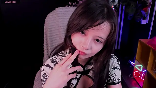 Snapshot of May_Ling chatting on 07-04-26, 12:00 May Ling online show from 07-04-26, 12:00