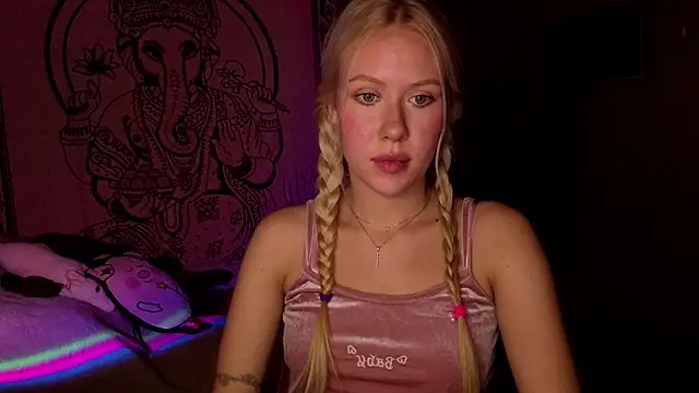 Snapshot of pureeangel chatting on 02-18-26, 06:48 pureeangel online show from 02-18-26, 06:48