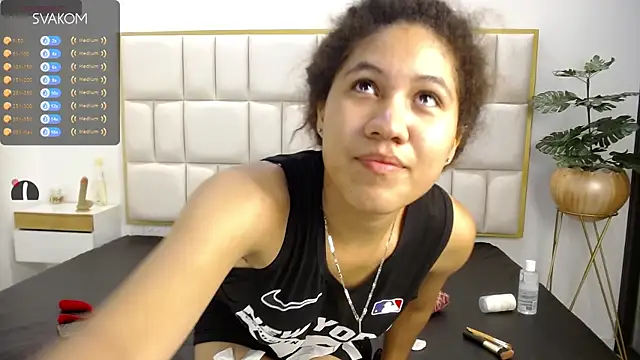 Snapshot of Violetta-foxx chatting on 07-30-26, 01:04 Violetta-foxx online show from 07-30-26, 01:04