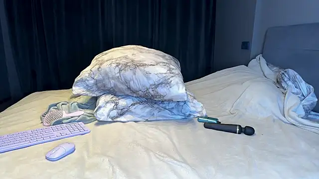 yourselenas online show from 03-19-26, 03:49