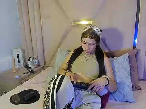 ElaSalvatorehh online show from 04-07-26, 01:11