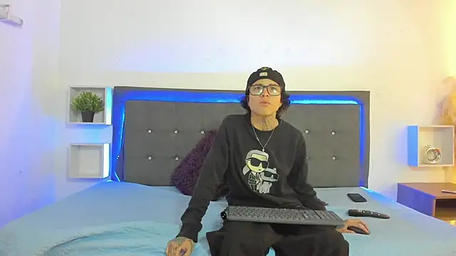 Ale cuzz online show from 04-15-26, 02:02