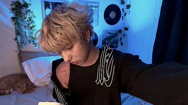 Snapshot of prince_oliverr chatting on 02-14-26, 01:19 prince oliverr online show from 02-14-26, 01:19