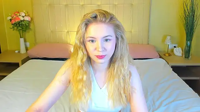 Snapshot of Linda__Bloom chatting on 05-09-26, 01:00 Linda Bloom online show from 05-09-26, 01:00