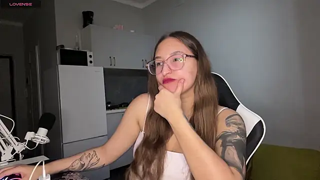 Snapshot of YettaUrive chatting on 02-19-26, 04:25 YettaUrive online show from 02-19-26, 04:25