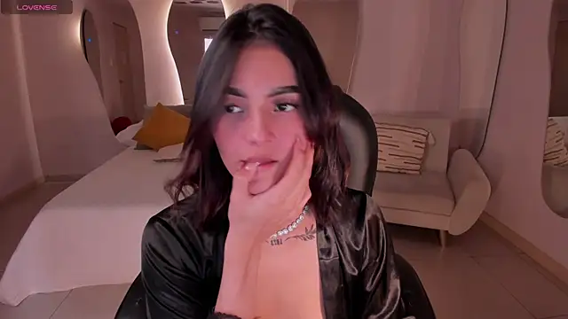 CarolineEvans x online show from 04-11-26, 07:45