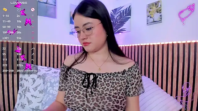 Lyra Noire online show from 04-22-26, 06:42