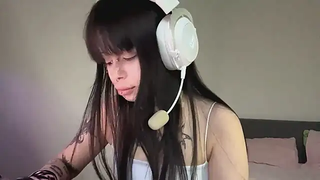 Luna Sohotti online show from 04-23-26, 04:20