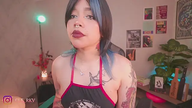 Snapshot of violette_clerk1_ chatting on 05-10-26, 09:31 violette clerk1 online show from 05-10-26, 09:31
