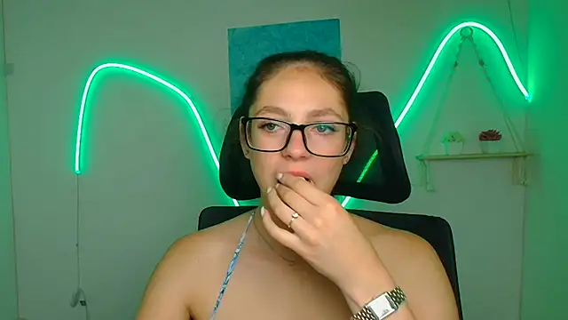 KissMeJulia online show from 06-24-26, 11:20