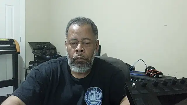 Snapshot of Cleozevo1961 chatting on 05-01-26, 03:16 Cleozevo1961 online show from 05-01-26, 03:16