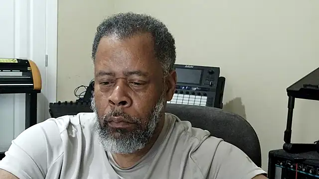 Snapshot of Cleozevo1961 chatting on 05-04-26, 05:31 Cleozevo1961 online show from 05-04-26, 05:31