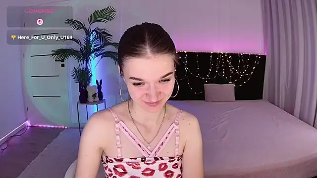 Snapshot of Ann_Wood chatting on 05-07-26, 02:44 Ann Wood online show from 05-07-26, 02:44