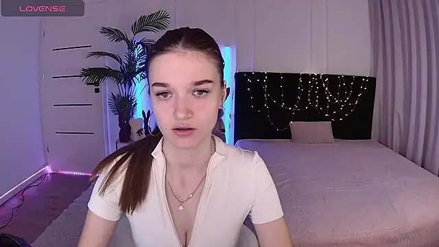 Snapshot of Ann_Wood chatting on 05-08-26, 02:55 Ann Wood online show from 05-08-26, 02:55
