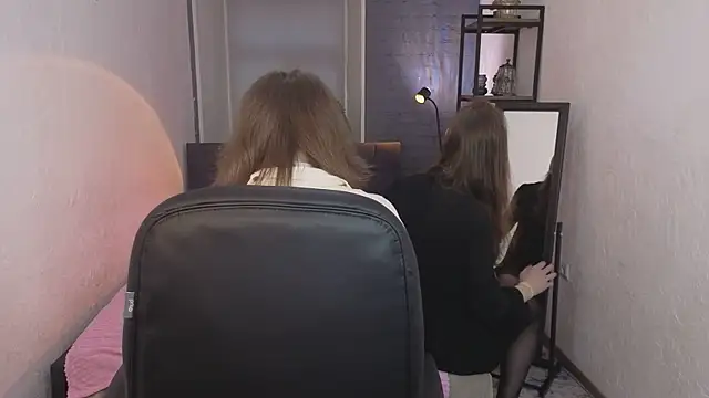 ZoriaLovesLuna online show from 04-08-26, 06:46