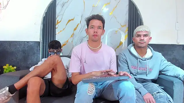 Snapshot of Latins_on_fire chatting on 02-25-26, 08:07 Latins on fire online show from 02-25-26, 08:07