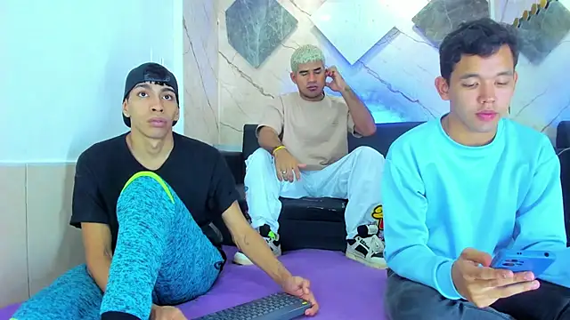 Snapshot of Latins_on_fire chatting on 02-27-26, 07:58 Latins on fire online show from 02-27-26, 07:58