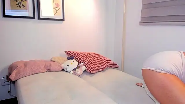 SarahandBast online show from 03-19-26, 03:43