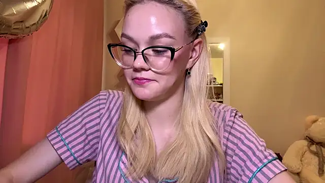 MiaCashe online show from 04-18-26, 12:09