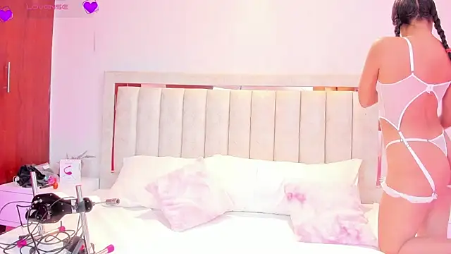 AlaiaMoretti  online show from 04-14-26, 12:05