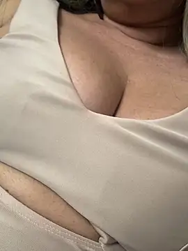 Nanda loiragostosa online show from 04-08-26, 10:21