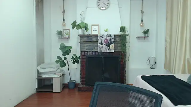 Emma hassani online show from 04-18-26, 01:26