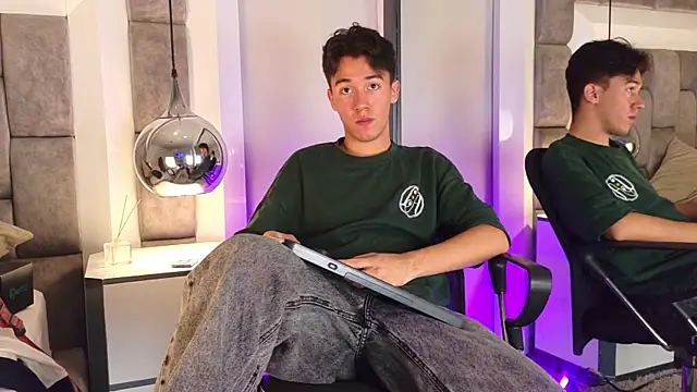 Austin Reedss online show from 05-21-26, 01:18