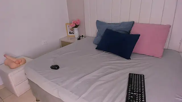 Snapshot of sophia_walkett_ chatting on 06-27-26, 02:44 sophia walkett online show from 06-27-26, 02:44