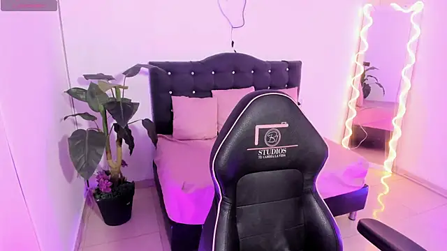 LINDSAY TAY online show from 04-18-26, 03:21