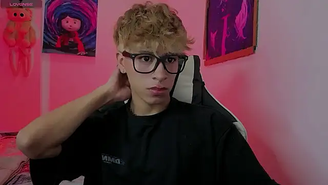 Snapshot of Ryan_sweet chatting on 03-24-26, 12:15 Ryan sweet online show from 03-24-26, 12:15