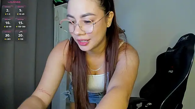 Snapshot of Lizziegrey001 chatting on 03-18-26, 02:15 Lizziegrey001 online show from 03-18-26, 02:15