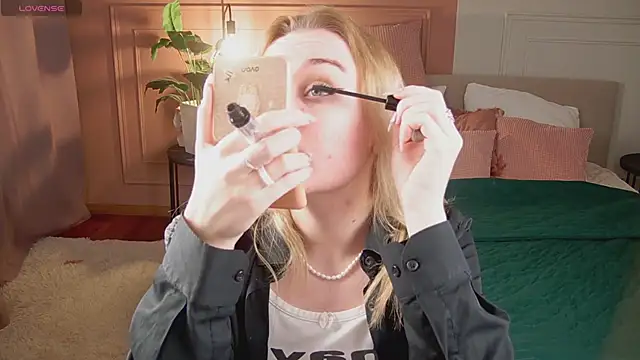 Glow Margo online show from 04-19-26, 01:05