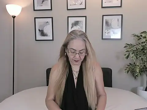 Victoria Firee online show from 04-12-26, 12:21