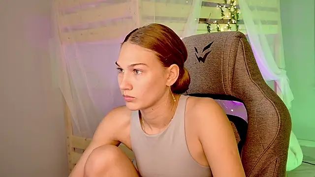 Snapshot of Sweet_Emilya chatting on 07-14-26, 08:30 Sweet Emilya online show from 07-14-26, 08:30