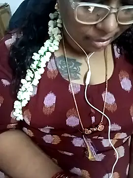 Snapshot of deepika-mallus chatting on 05-05-26, 05:10 deepika-mallus online show from 05-05-26, 05:10