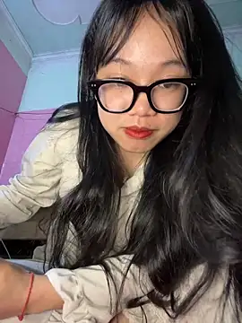 Snapshot of Leeeeiu chatting on 03-22-26, 03:15 Leeeeiu online show from 03-22-26, 03:15