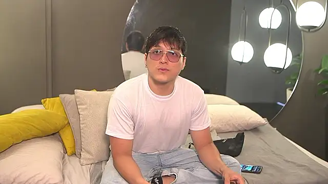 Mia and Belmonth online show from 03-18-26, 06:44