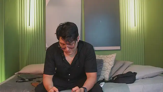 Mia and Belmonth online show from 04-24-26, 06:54