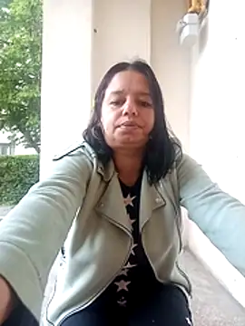 Snapshot of roxana_e43 chatting on 04-21-26, 04:30 roxana e43 online show from 04-21-26, 04:30
