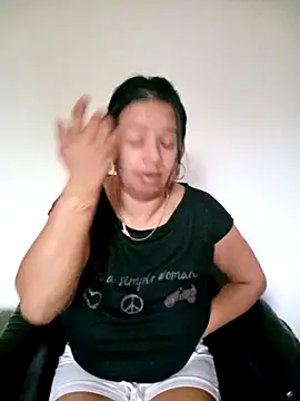 Snapshot of roxana_e43 chatting on 05-17-26, 04:54 roxana e43 online show from 05-17-26, 04:54